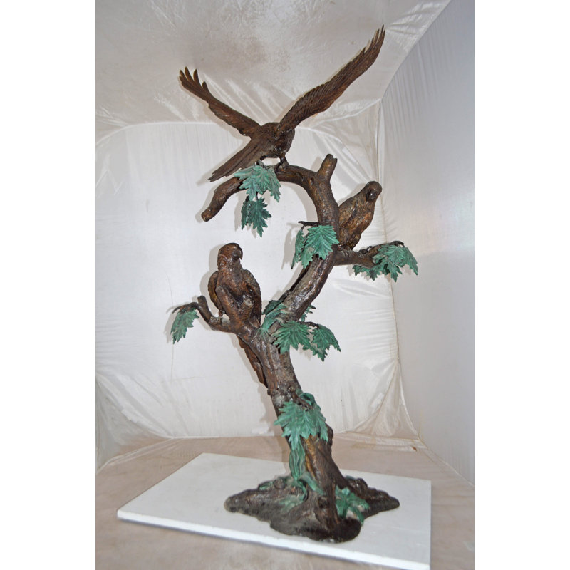 Statue bronze de trois grands perroquets sur un arbre Customhouse - Taille: L 25 po x l 31 po x H 57 po