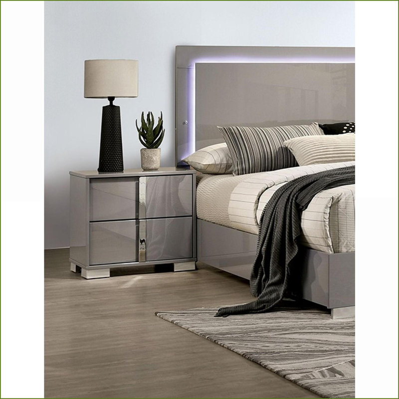 Table de chevet contemporaine taupe clair avec pieds et poignées chromés, Beige
