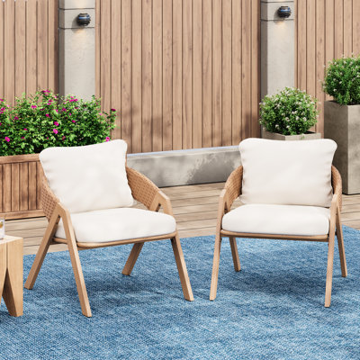 Ensemble de 2 chaises de patio avec coussins, structure en acier et métal résistant aux intempéries, coussins en tissu imperméable d'extérieur en mousse haute résilience, design élégant, idéal pour les patios, terrasses et jardins, couleur blanche, matériaux : métal et tissu.