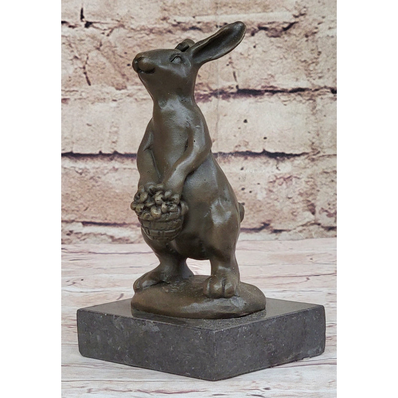 Sculpture originale signée en forme de panier de lapin W.