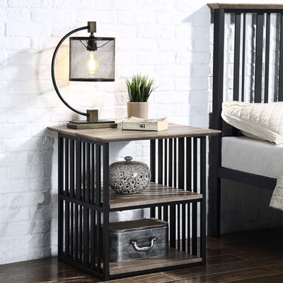 Élégante table de chevet industrielle avec 3 tablettes, alliant charme classique et durabilité moderne pour toute chambre à coucher.