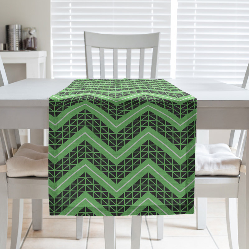Chemin de table à chevrons à la main classic Stephenie, 16 po x 90 po, Vert forêt / noir