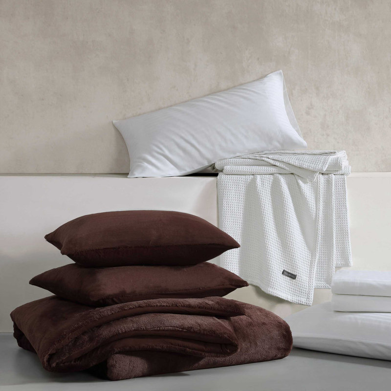 Vera Wang Signature Red Faux Fur Comforter Set, King Comforter + 2 King Shams