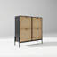 Armoire à chaussures peu encombrante avec quatre portes rabattables et décorations en rotin - Rangement autoportant étroit pour les entrées, les couloirs et les vestibules-355881483