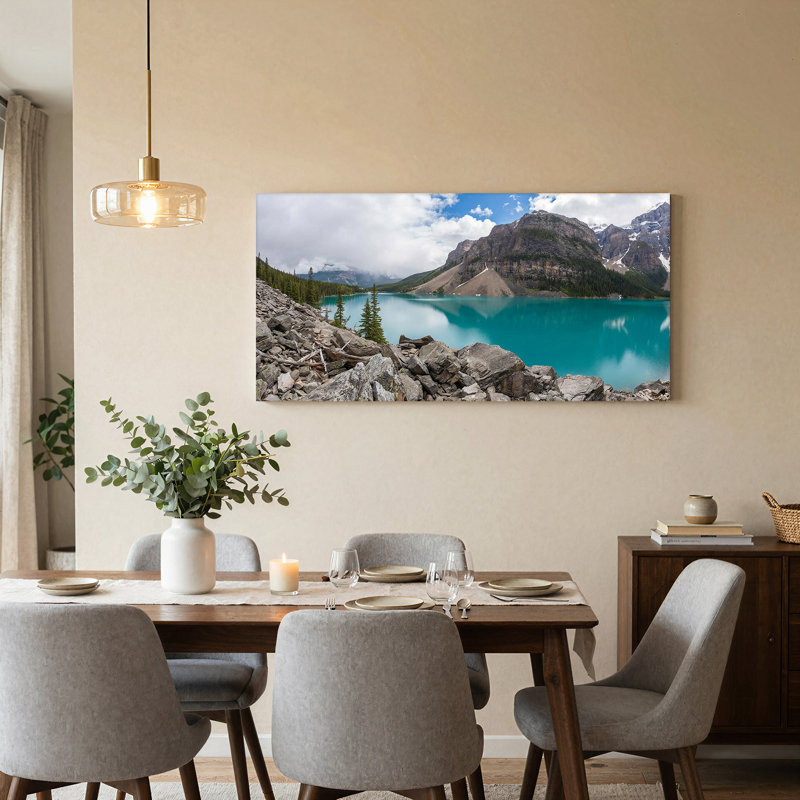 Tableau sur toile représentant un lac de montagne turquoise avec rivage rocheux et pins, 46“W x 24”H