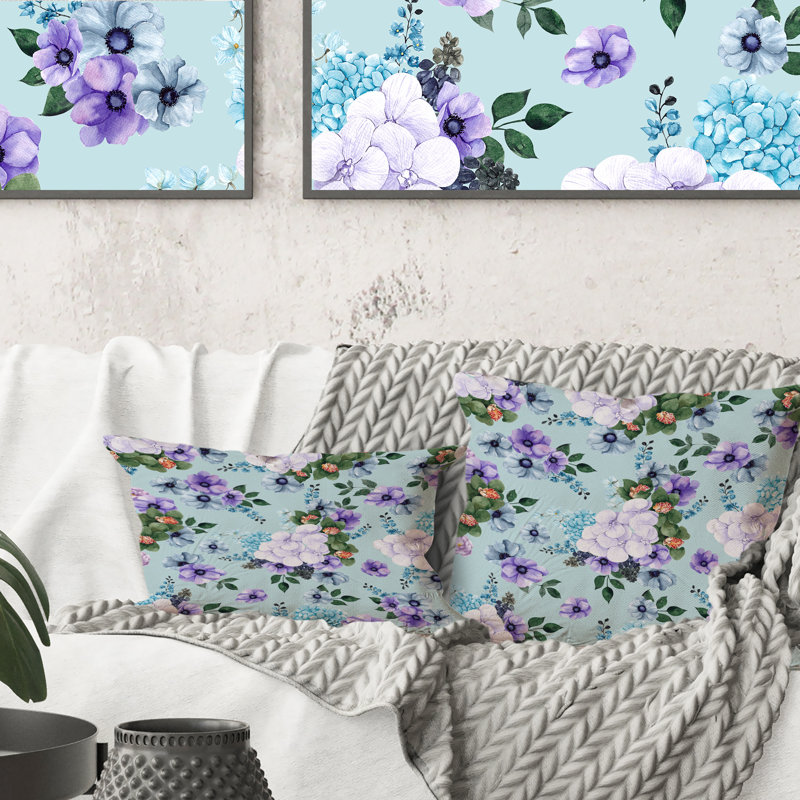 Coussin décoratif à motif fleurs blanches et oranges sur fond bleu clair