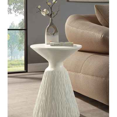 Table d'appoint en béton naturel avec finition en fibre naturelle
