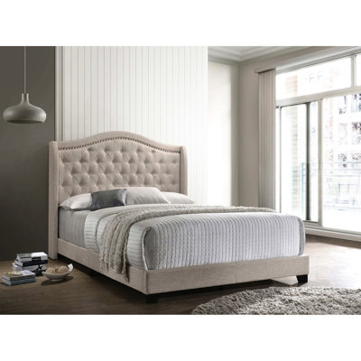 Grand lit rembourré beige cuivré avec dossier à oreilles, rembourrage doux en matériau, dossier haut pour chambre à coucher avec ambiance sophistiquée, cuir légèrement enveloppé, soutien classique élégant