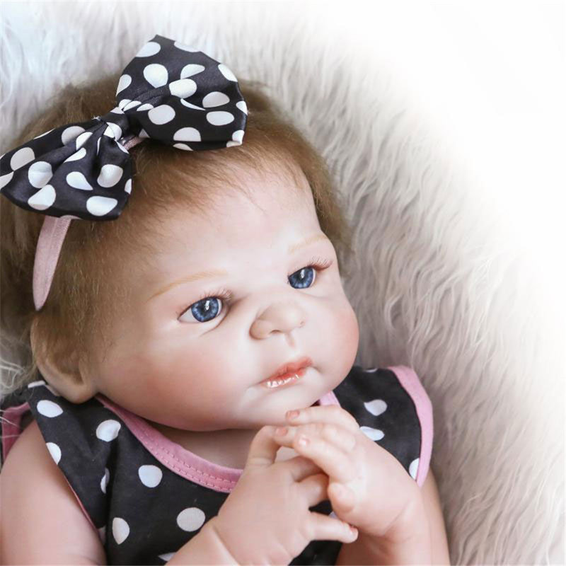 Poupée de bébé nouveau-né à la main