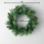 Couronne de Noël artificielle en pin givré 24 po, vert