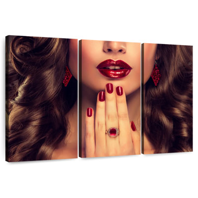 Dame de la Navette aux clous rouges
