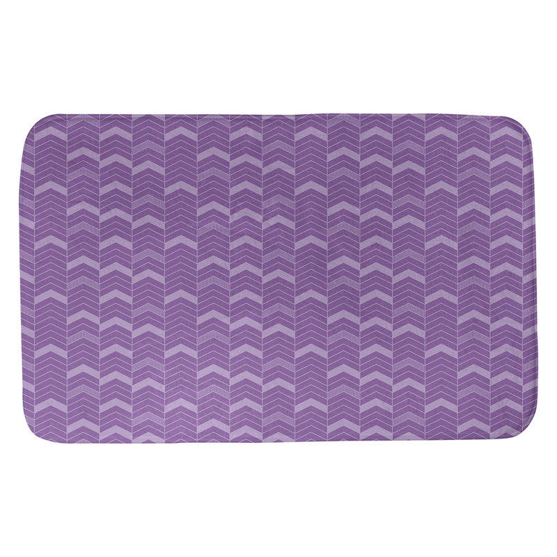 Tapis pour salle de bain lineed chevrons Stephenie, l 17 po x L 24 po, Violet / violet clair
