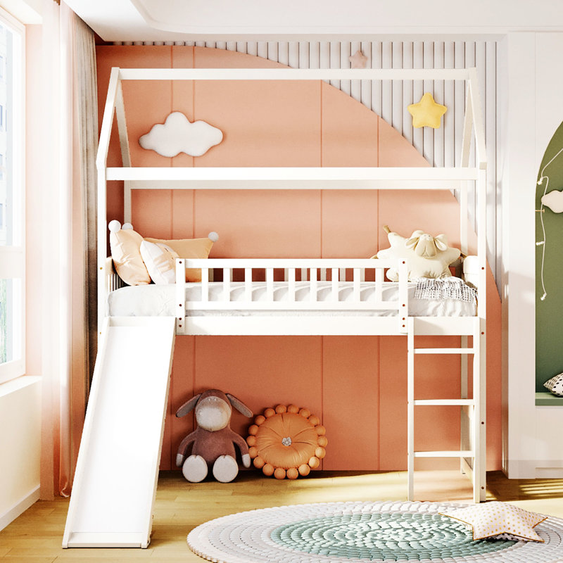 Lit mezzanine blanc avec glissade - pratique et amusant. Structure en bois robuste. Sécuritaire pour dormir seul. Outils d'assemblage inclus. Convient à un matelas standard pour économiser de l'espace avec du bois de pin. Fabrication.