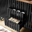 La commode à 3 et 4 tablettes en noir, fabriquée en métal et en métal, offre un grand espace de rangement pour la chambre à coucher à 3 tiroirs et 4 tablettes avec grille à rayures