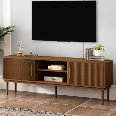 Console de télévision avec portes à rayures verticales et fonction coulissante. Pieds en bois massif pour plus de stabilité. Brun. Peut accueillir des téléviseurs de 70 à 79 pouces. Polyvalent avec des pieds robustes. Armoire latérale