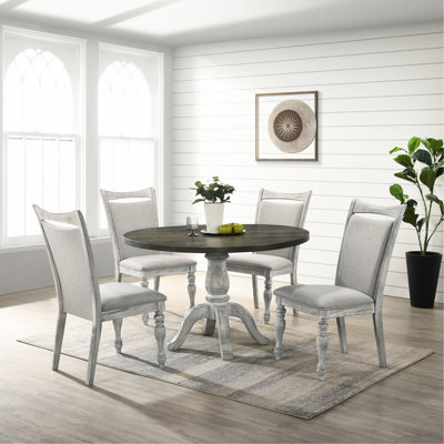 5 tables rondes grises et blanches patinées avec 4 chaises, un piédestal et des chaises