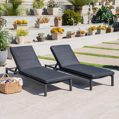 Chaise de patio contemporaine gris foncé - Design pliable et empilable pour la détente