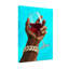 Main tendance tenant un verre à vin avec un bracelet en or-1669446412