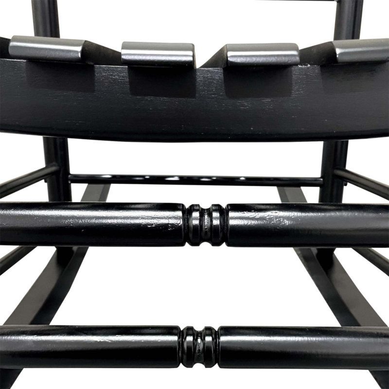 Chaise berçante robuste en bois massif avec assise large et accoudoirs pour une détente confortable sur le balcon ou le porche