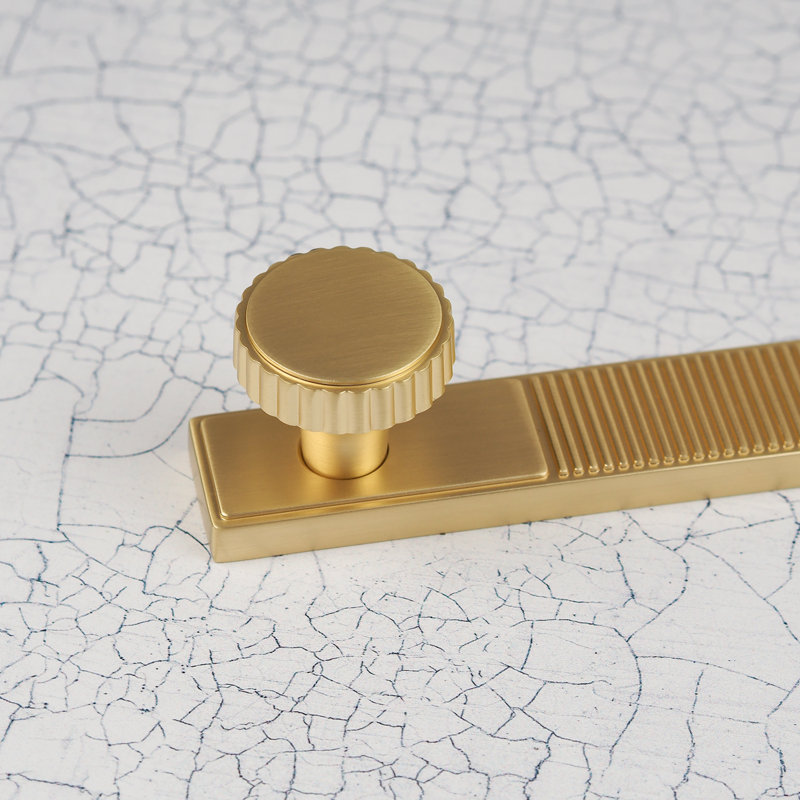 Satin Brass Ribbed Handle Collection & Coordinating Knobs, 96mm Knob & Plate