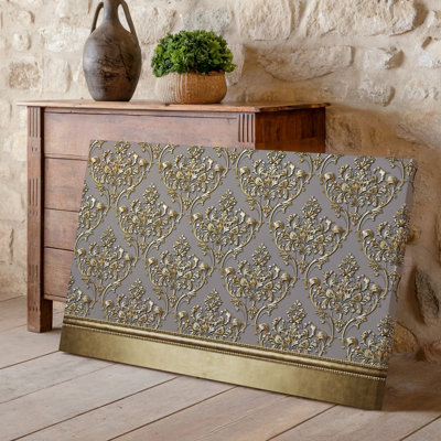 La toile crée un design de papier peint élégant avec un motif damassé complexe en or chatoyant contre un taupe doux