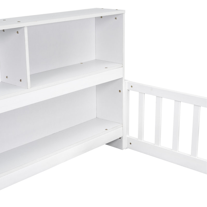 Lit simple au sol avec bibliothèque de chevet, tablettes et garde-corps avec entrée blanche et bibliothèque de chambre à coucher