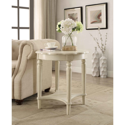 Table d'appoint ronde blanche antique élégante avec étagère, design français pour le salon. Belle tablette et espace de rangement.