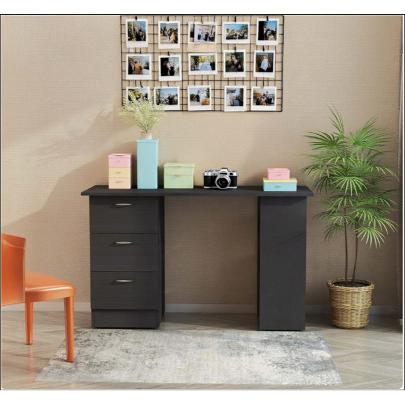 Table de travail moderne avec bureau d'ordinateur