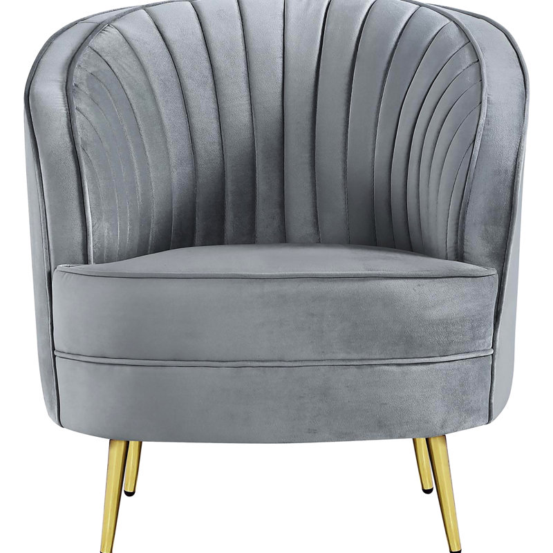 Chaise en velours gris avec accents dorés, salon confortable et élégant