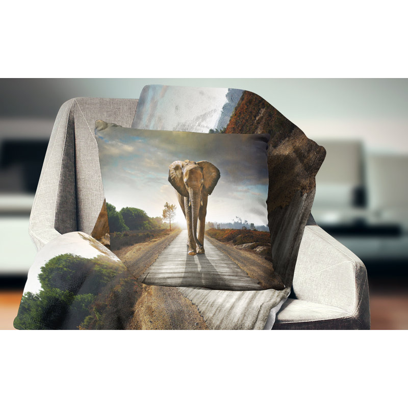 Éléphant qui marche seul - oreiller imprimé animal, 16 po x 1 po, Coussin décoratif