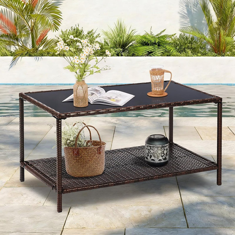 Table basse d'extérieur en rotin 36 po avec plateau en verre et tablette de rangement - Table d'appoint de patio en osier toutes saisons pour balcon, bord de piscine et arrière-cour