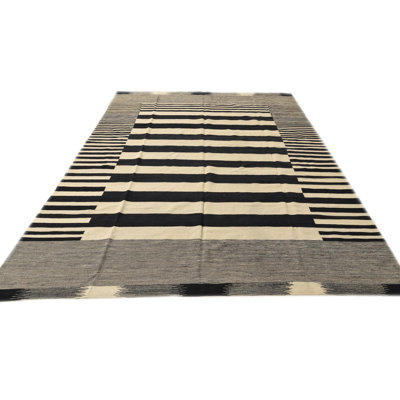 Tapis noir et blanc 6 x 9 Petrella