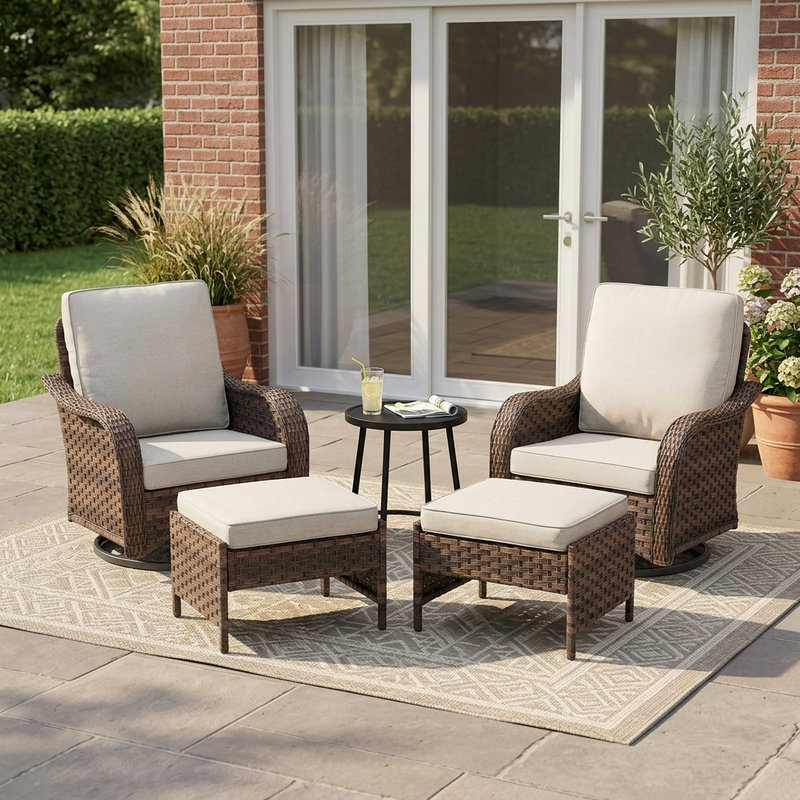 Ensemble de mobilier de patio en résine tressée 4 pièces, ensemble de conversation extérieur en rotin PE marron avec 2 fauteuils pivotants et 2 poufs, coussins beiges