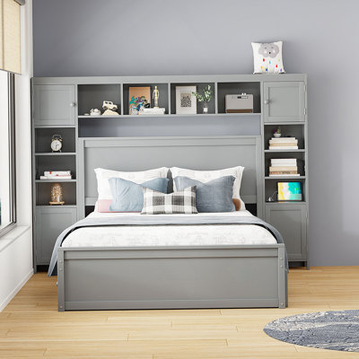 Grand lit luxueux avec armoire intégrée, tablette et prises pour une expérience de sommeil organisé et connecté