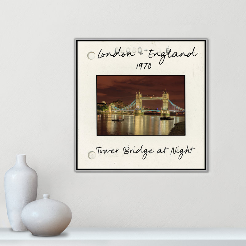 Londres, Angleterre - Tower Bridge at Night par Danita Delmont, Toile argentée avec cadre flottant