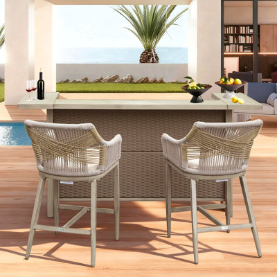 Ensemble de bar d'extérieur pour la maison avec 3 tabourets à hauteur de comptoir avec tablettes et armoire