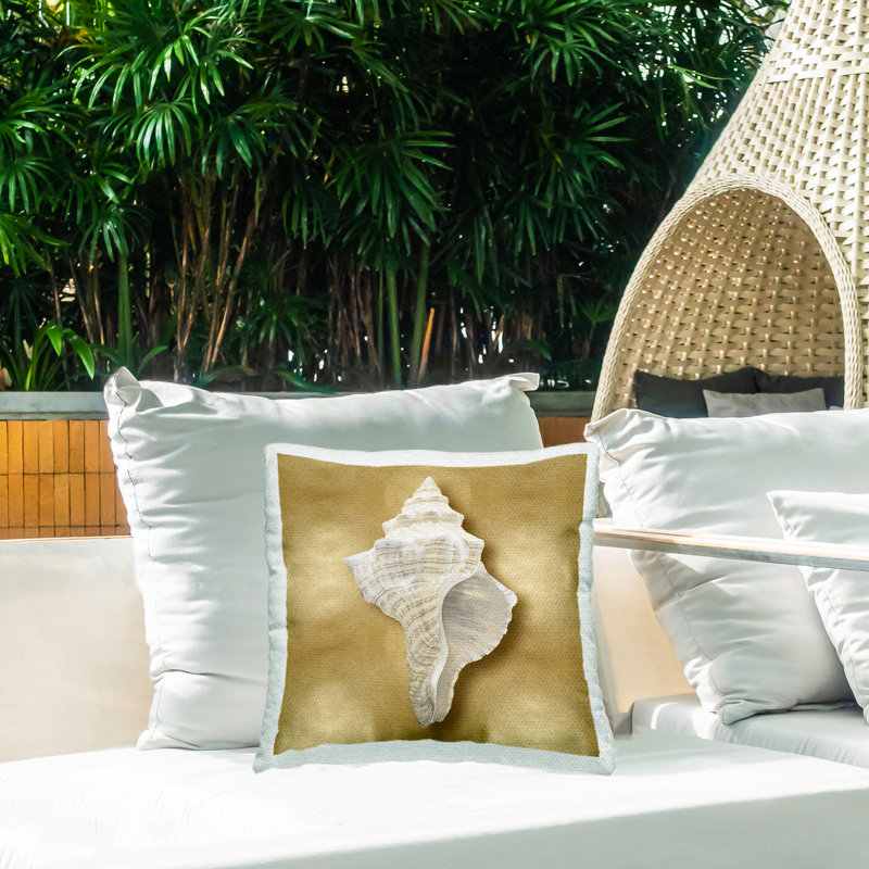 Coussin extérieur Stupell Industries Conch Shell on Glam par Caroline Kelly