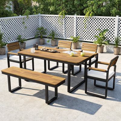 Ensemble de salle à manger 6 pièces pour l'extérieur - table en bois d'acacia (L 58,5 po x l 34,5 po), 4 chaises rembourrées et 1 banc - sièges 6 à 7, coussins beiges, pieds réglables - meubles de patio pour le jardin, la cour, la terrasse ou la piscine
