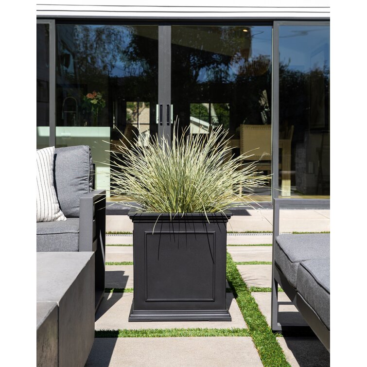 Abram Tall Planter Box Sol 72 Outdoor Color: Black, Set of: 1