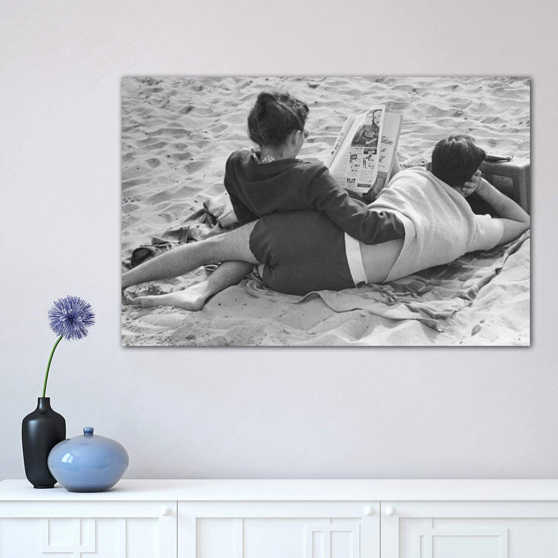 Couple on Beach (NYC, 1947) par Ruth Orkin - reproduction de photo, H 18 po x l 26 po x P 1,5 po, Toile tendue