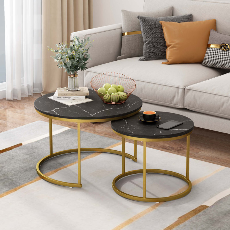 Ensemble de deux tables basses gigognes gigognes avec dessus en marbre, structure en métal robuste, conception peu encombrante pour le salon, la chambre à coucher ou l'extérieur.