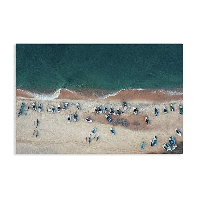 Art mural sur toile de bateaux sur le rivage par Daphne Polselli, H 20 po x l 30 po