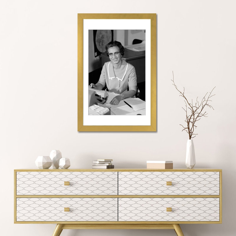 «Katherine Johnson, Nasa Mathématicien», reproduction d'art sur papier encadré, 24" x 16", Papier encadré, Doré
