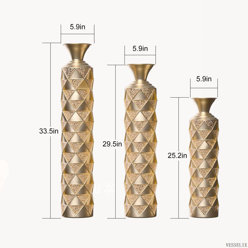 Ensemble de 3 vases de plancher en métal plaqué or semi-faits à la main avec motif géométrique en losanges de 33,5, 29,5 et 25,2 pouces