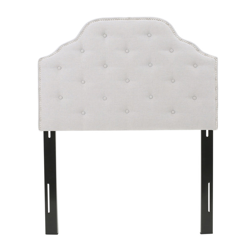 Tête de lit simple avec un revêtement gris et de magnifiques coutures en losanges avec têtes de clou capitonnées, Gris clair