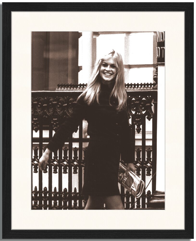 Gerahmtes Poster Brigitte Bardot auf den Straßen von London