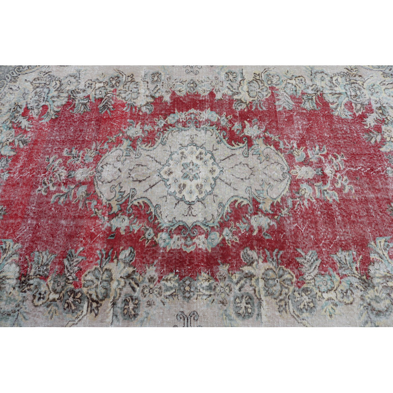 Tapis turc rétro dans des tons rouges et dorés avec des motifs complexes pour un espace élégant