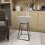Table d'appoint géométrique inversée en bois blanc avec support en métal noir