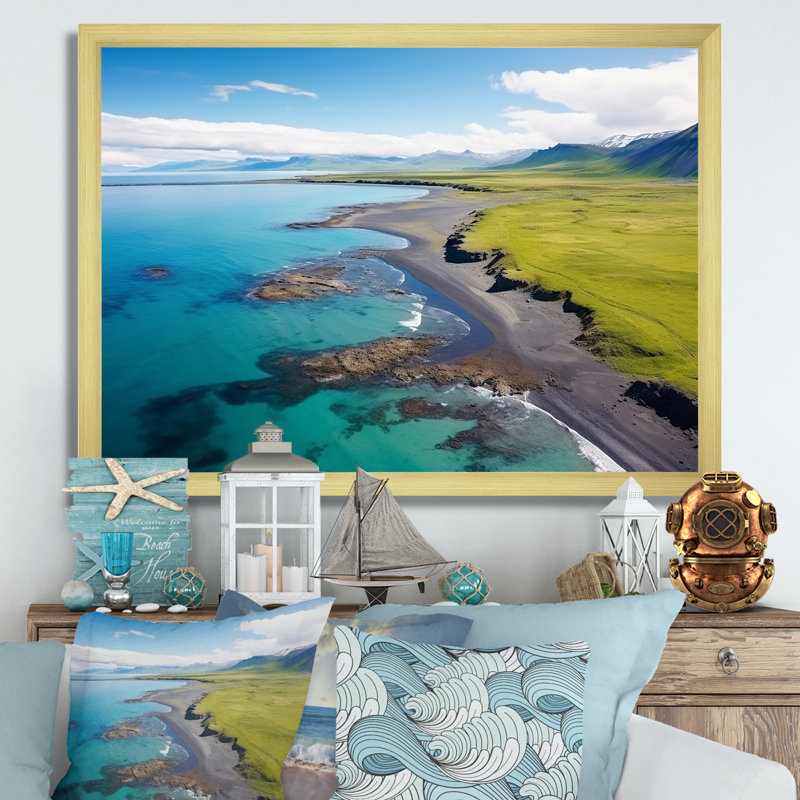 Vue aérienne de la plage en Islande I - plage et océan, art mural, Cadre flottant blanc, H 12 po x l 20 po x P 1 po