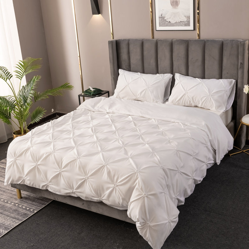 Cloudy Soft Set - Soft Microfiber, Tufted Boho Set, Queen Comforter + 2 Standard Shams, White Star